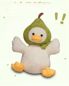 Détail de la peluche canard en forme de poire avec bonnet vert et texture douce en peluche