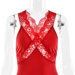 Dettaglio ravvicinato del patchwork in pizzo rosso e dello scollo a V sull'abito senza maniche