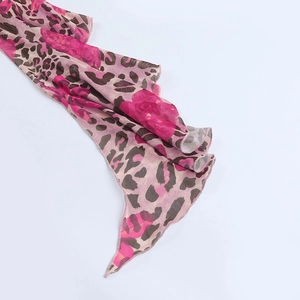 Vista macro del tessuto in chiffon con stampa leopardata rosa e bordi rifiniti