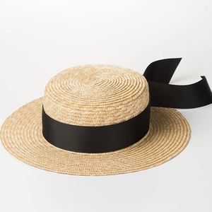 Cappello di paglia classico stile boater con elegante fiocco in nastro nero largo