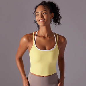 Détail des bretelles croisées du soutien-gorge de sport jaune citron pour le yoga
