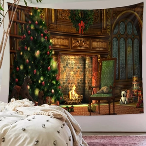 Detailansicht eines Weihnachtswandteppichs mit antikem Kamin und festlichem Baum an der Wand