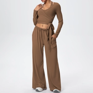 Détail du pantalon de yoga large à taille haute et du haut cache-cœur marron foncé