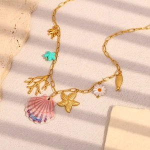 Collier en acier inoxydable plaqué or 18 carats avec breloques coquillage et étoile