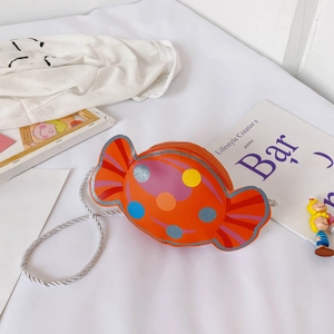 Petit sac bandoulière orange en forme de poisson avec pois colorés pour enfant en été