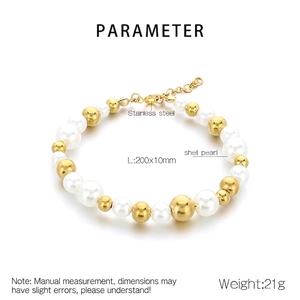 Vue détaillée du bracelet en perles de coquillage blanches et acier inoxydable doré avec fermoir