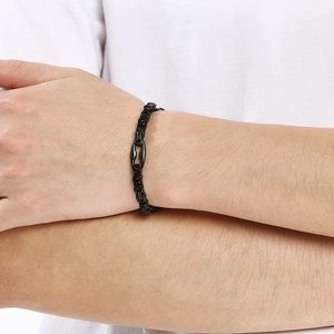 Détail d'un bracelet byzantin noir de 5mm porté au poignet pour comparaison de taille