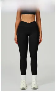 Détail du legging de yoga à taille haute croisée en V avec poches latérales pratiques