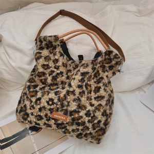 Détail du sac cabas en peluche léopard avec fausse fourrure et anses tissées oranges