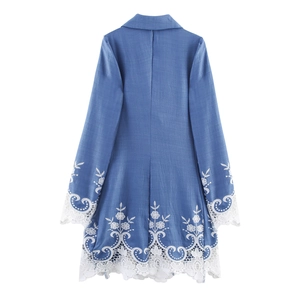 Elegantes blaues Blazer-Kleid für Damen mit feiner weißer Spitzenstickerei am Rücken