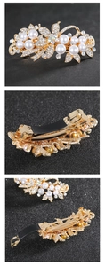 Vue macro d'une barrette dorée avec perles et strass aux détails floraux élégants