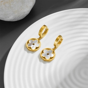 Élégantes boucles d'oreilles dorées avec pendentifs fleurs ajourées et nacre blanche