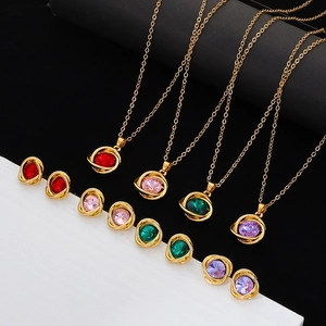 Set gioielli dorato con collana e orecchini decorati da cristalli rotondi colorati