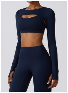 Détail de l'ensemble de yoga bleu foncé avec haut à manches longues et legging taille haute
