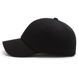 Dettaglio vista laterale di un classico cappellino da baseball nero minimalista con visiera