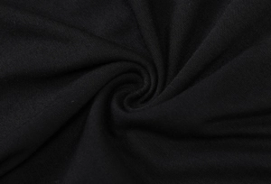 Gros plan détaillé sur la texture du tissu noir élastique et la qualité du drapé doux
