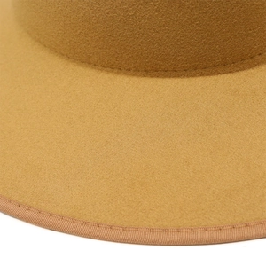 Dettaglio macro del cappello di lana marrone con feltro strutturato e bordo cucito rifinito