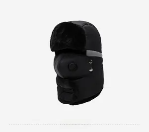 Détail du chapeau de trappeur d'hiver noir avec masque à valve et bande réfléchissante