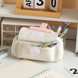 Dettaglio dell'astuccio beige multistrato con chiusura a velcro e grande capacità