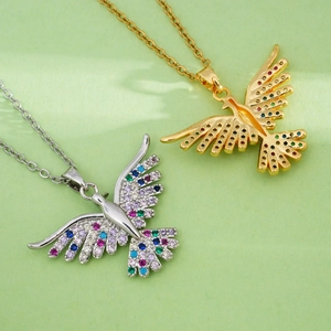 Exquis collier pendentif ailes d'ange avec zircons colorés plaqué or et argent