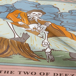 Gros plan sur le tissu de la tapisserie tarot bohème avec motifs soleil, chat et lune