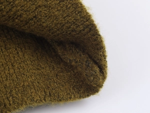 Détail macro de maille jaune moutarde avec texture en mohair à poils longs et fini doux