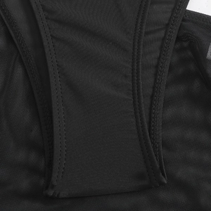 Détails du tissu de maillot de bain noir montrant les coutures en mesh et la finition fine