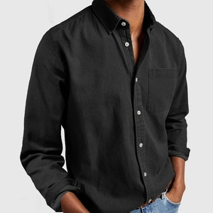 Camisa de hombre negra de manga larga con bolsillo frontal y estilo casual moderno