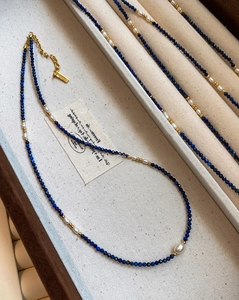 Vue détaillée du collier en lapis-lazuli avec perles et fermoir en or 18 carats