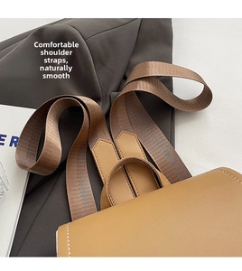 Détail des bretelles ergonomiques en nylon marron sur un sac à dos en cuir