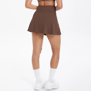 Vista posteriore della gonna pantalone da tennis marrone a vita alta con taglio a A