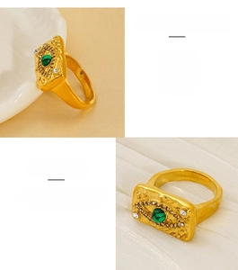 Vue détaillée d'une bague dorée à l'œil maléfique avec malachite et cristaux blancs