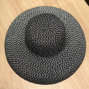 Vue de dessus d'un chapeau de paille tressé aux textures noires et blanches