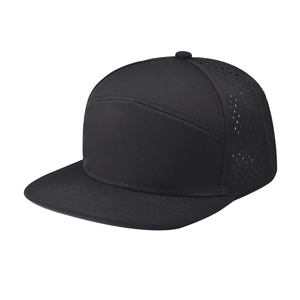 Gorra de béisbol negra de 7 paneles con ventilación láser sobre fondo blanco neutro