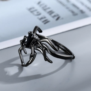 Dunkler Spinnenring mit schwarzem Edelstein und verstellbarem offenem Ringband Design