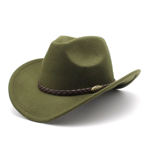Dettaglio cappello cowboy feltro verde oliva con cinturino intrecciato e stemma in metallo