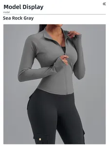 Détail de la veste de sport grise ajustée avec passe-pouces en gris sel de mer