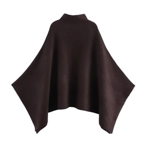 Veste en maille asymétrique pour femme de couleur chocolat avec col rond et coupe cape