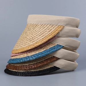 Detailansicht verschiedener Bast-Sonnenschirme mit Strohgeflecht und Strickgewebe