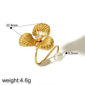 Detail of floral pearl ring with dimensions of 22.8mm flower and 5.5mm pearl