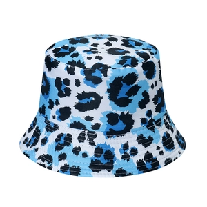 Détail du chapeau bob léopard bleu montrant le tissu en coton et les surpiqûres