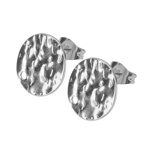 Detailansicht silberner Edelstahl-Ohrstecker mit gehämmerter Metallstruktur und Glanz