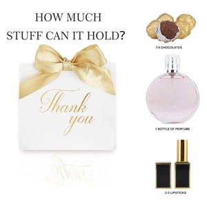 Boîte cadeau blanche avec ruban doré montrant la capacité pour parfum ou rouge à lèvres