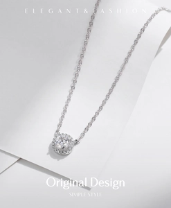 Dettaglio della collana in moissanite da 0,8 carati con pendente a cerchio su carta bianca