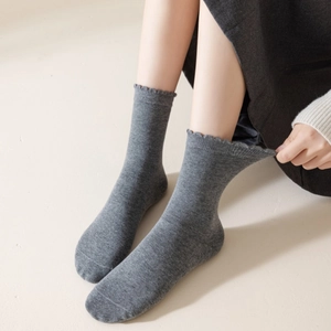Calze giapponesi in cotone grigio scuro con bordo a volant mostrate su una modella