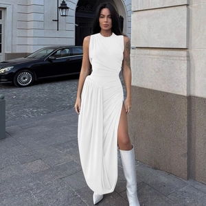 Elegante witte mouwloze jurk met zijsplit en modieuze geplooide details voor de zomer