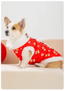 Dettaglio del gilet rosso per cani con stampe corgi e bordo in peluche bianco caldo