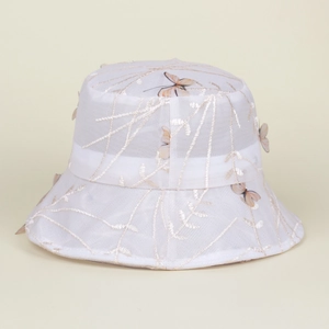 Détail d'un chapeau cloche blanc en résille avec broderie dorée et papillons 3D dentelle