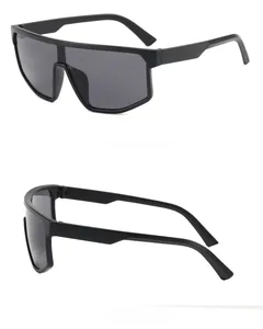 Detail van breed zwart montuur en donkergrijze glazen van de outdoor wielersport zonnebril