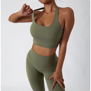 Détail de la brassière de yoga vert olive et legging taille haute sans couture